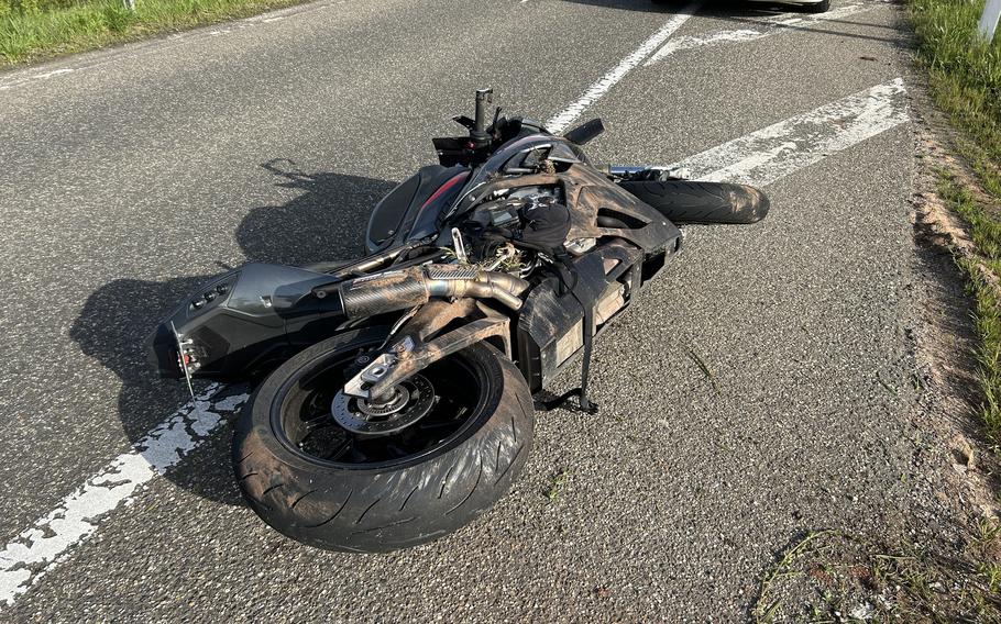 A motorcyclist was slightly injured Tuesday after crashing while exiting at the Winnweiler junction on autobahn A 63.