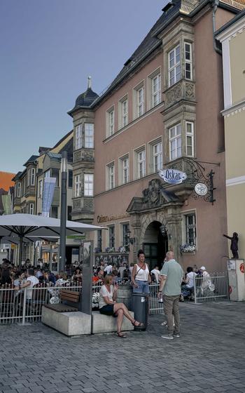 The patio and exterior of Oskar Das Wirtshaus am Markt in Bayreuth, Germany.