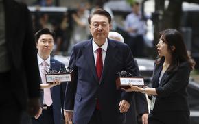 Former South Korean President Yoon Suk Yeol, centerm arrives at a court to attend a hearing to review his arrest warrant requested by special prosecutors in Seoul, South Korea Wednesday, July 9, 2025. (Kim Hong-Ji/Pool Photo via AP)