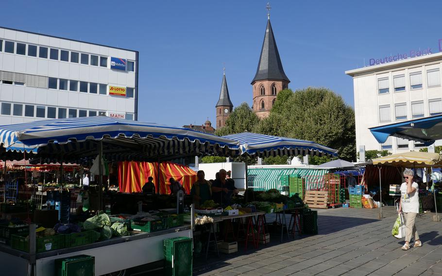 Shop Tuesday morning at the Kaiserslautern farmers market on Stiftsplatz, or in the evening listen to a concert in front of the church that gives the central square its name.