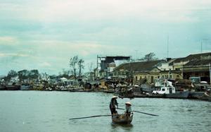 Hed: Da Nang river scenes, 1968

Da Nang, South Vietnam, Aug. 15, 1968: On assignment in Da Nang for the ceremony marking the 11th anniversary of the Army of the Republic of Vietnam's  I Corps at which President Nguyen Van Thieu would speak, Stars and Stripes photographer Kim Ki Sam decided to use some color film and shoot some scenes in and around Da Nang, including several river scenes as this one. 
News photography at the time was still mostly shot in B&W, so finding color film in the Stars and Stripes' photo archives is always a treat. 

Looking for Stars and Stripes’ coverage of the Vietnam War? Subscribe to Stars and Stripes’ historic newspaper archive! We have digitized our 1948-1999 European and Pacific editions, as well as several of our WWII editions and made them available online through https://starsandstripes.newspaperarchive.com/

META TAGS: Pacific; Vietnam War; South Vietnam; river; locals; Vietnamese; way of life; boats; color film