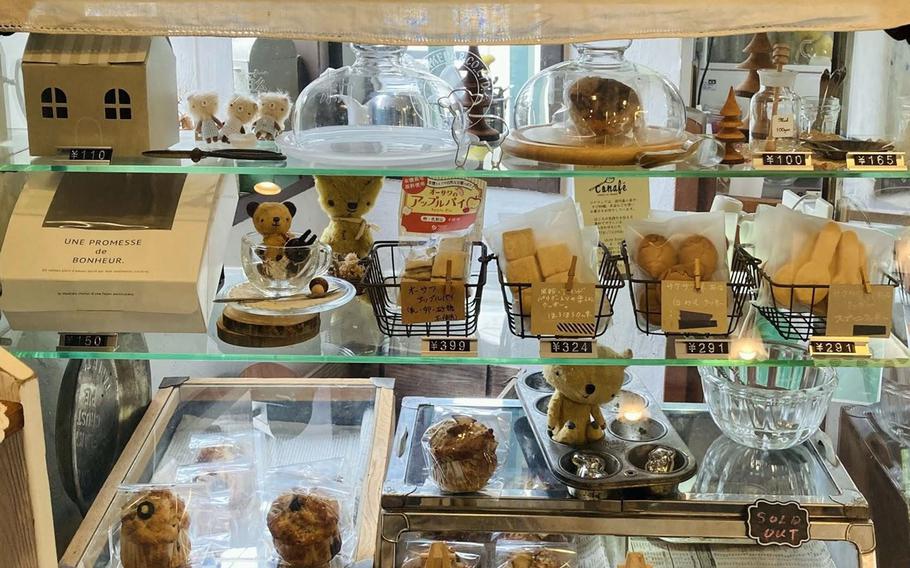 In addition to hearty meals, Organic Cafe koto-koto in western Tokyo offers baked goods and a variety of teas and coffees. 