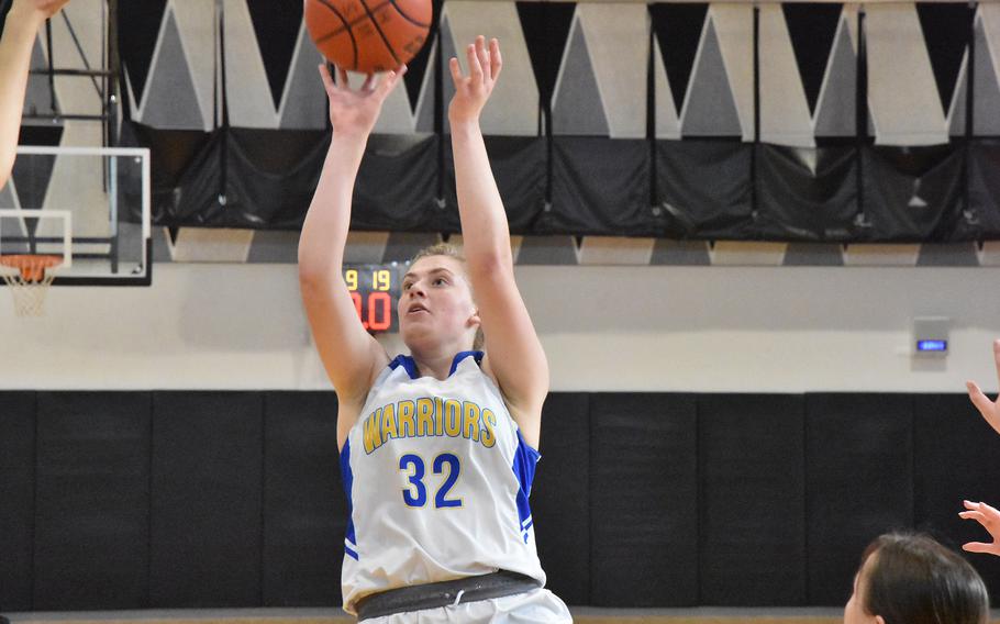 La giocatrice di Wiesbaden Gwen Ekanberry spara durante la prima metà di una partita di basket DODEA-Europe Girls All-Star a Vicenza, Italia, sabato 24 febbraio 2024.