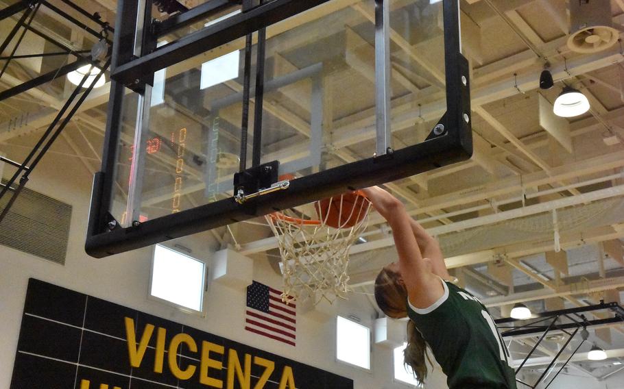 Gracie Grannis di Napoli ottiene un ottimo punteggio schiacciando la palla dietro la testa sabato 24 febbraio 2024, durante la DODEA-Europe Girls All-Star Basketball and Skills Competition a Vicenza, Italia.