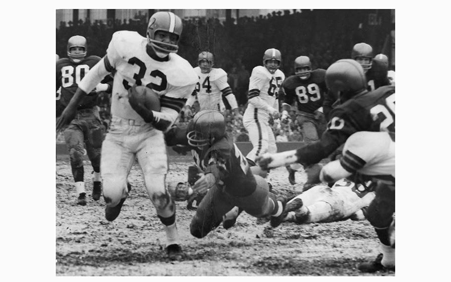 Jim Brown runs for a gain against Washington in Washington, D.C., on July 15, 1966.