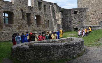 Schulkinder erkunden auf einer Exkursion das Schloss Liechtenstein in mittelalterlicher Tracht.  Ein Großteil des Schlosses wurde 1799 durch einen Brand zerstört, aber auf dem Schlossgelände gibt es noch viel zu sehen.