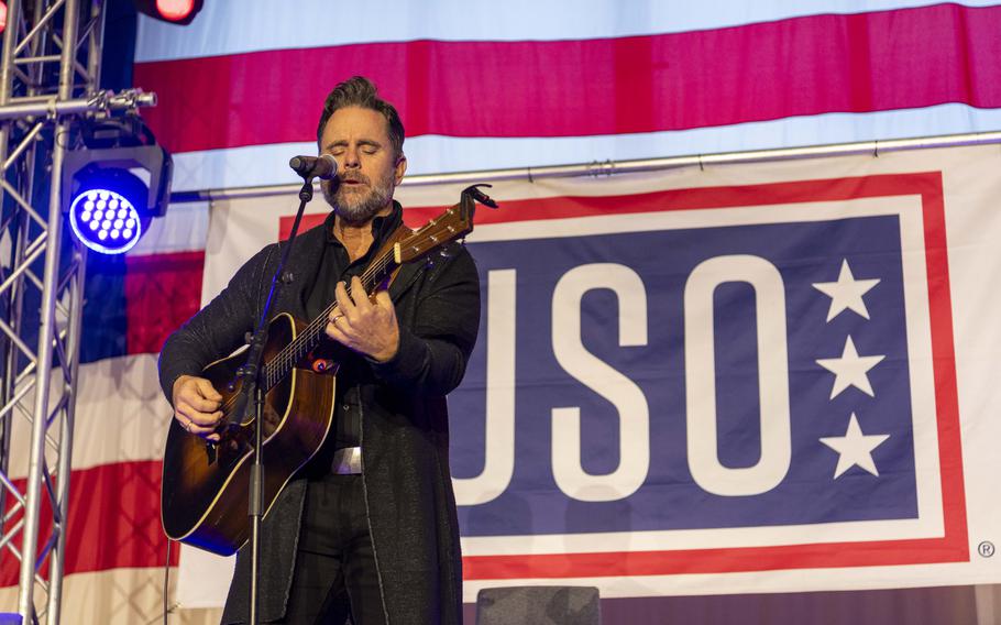 Charles Esten performs