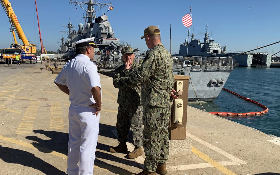 El miércoles 18 de agosto de 2022, el Jefe de Operaciones Navales Adm.  Michael Gilday, en el centro, habla con el almirante de la Armada española Eugenio Díaz del Río y el capitán de la Armada de los EE. UU. William Harkin, oficial al mando del destructor USS Bulkeley. 