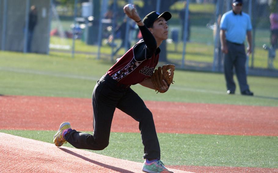 Taisei Shimakura throws toward home.