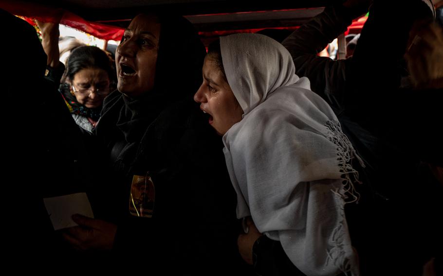 Family members in Qamishli mourn beneath the coffin of an SDF fighter who was killed during the Hasakah prison break clashes. 
