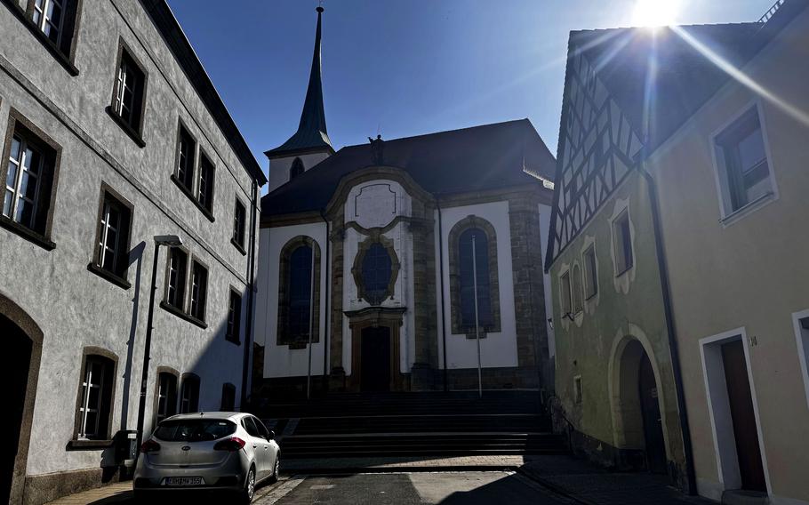 A church between two buildings