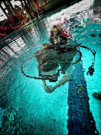 Пилот первого класса Лоррейн Ардузер занимается подводным плаванием в рамках реабилитации.  Ардусер предпочитает водные виды спорта и в будущем планирует попробовать себя в новых видах спорта.
