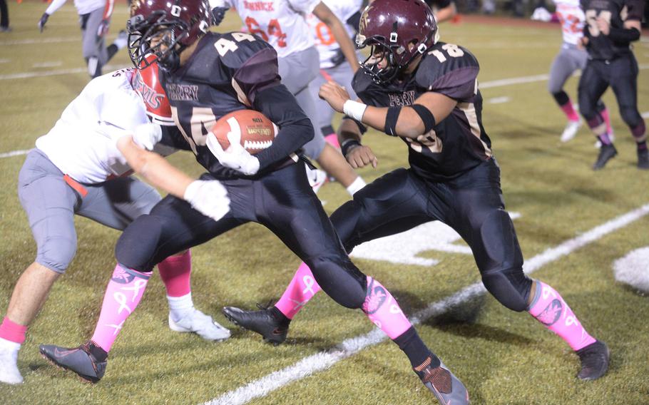 Perry running back Denzel Gray tries to elude a Kinnick tackle as teammate D.J. Jans looks to assist.