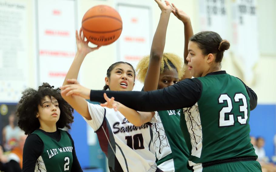 Perry's Aiana Bulan collides with Daegu's Jazmine Harvey. The Warriors won 39-20.