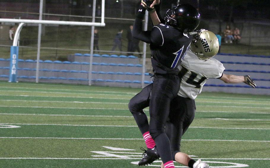 Osan's Jaylon Grant can't find the handle on the ball as Humphreys Black's Treyton Wood defends.