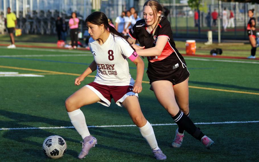 Leilani Zuniga dribbles.