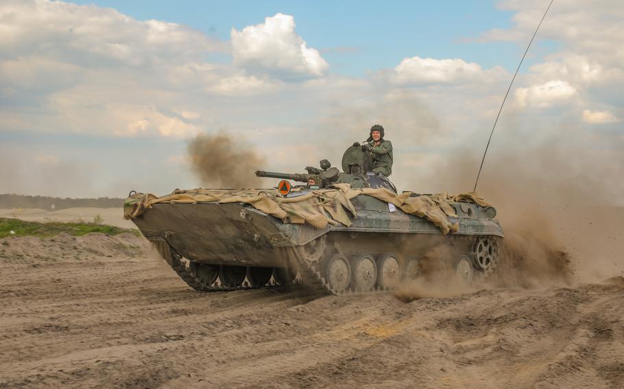 Polscy żołnierze manewrują czołgiem PT-91 podczas ćwiczeń w Nowej Dybie w Polsce, 13 maja 2023 r. Oczekuje się, że nowa koalicja rządowa w Polsce utrzyma wsparcie kraju dla Ukrainy i jej bliskich związków ze Stanami Zjednoczonymi i NATO.