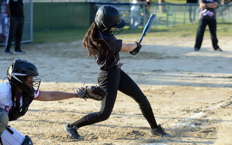 Miah Apperson swings.