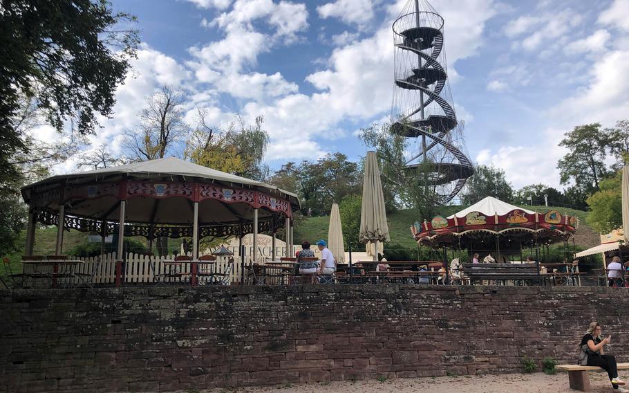 Eliszis Jahrmarktstheater in Stuttgart’s Killesberg Park is a small fair with food and amusements in an atmospheric setting. 