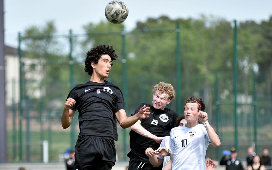 Caetano Anderson just misses a header.