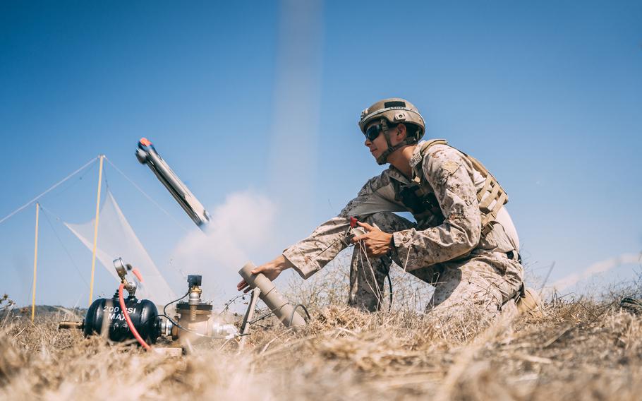 Um fuzileiro naval dos EUA lança um sistema letal de mísseis aéreos em miniatura durante um exercício no Marine Corps Base Camp Pendleton, Califórnia, em 2 de setembro de 2020. De acordo com relatos no sábado, 30 de abril de 2022, o novo drone Phoenix Ghost, recentemente desenvolvido e disse para funcionar de forma semelhante ao drone Switchblade, está sendo enviado para a Ucrânia.