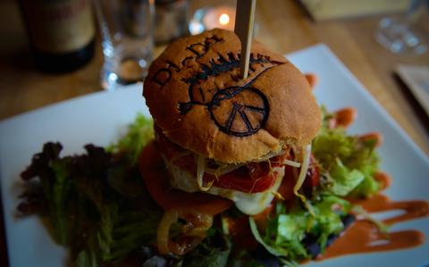 Probieren Sie „It“ oder Tida für köstliche Veggie-Burger an der deutschen Weinstraße