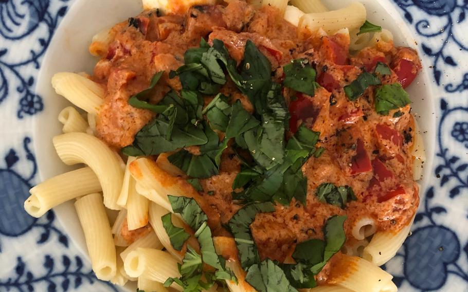 Torchietti in tomato and red pepper sauce, topped with basil and mozzarella, from Hello Fresh in Germany. The meal was included in a Classic Box of vegetarian meals, selected by Hello Fresh.