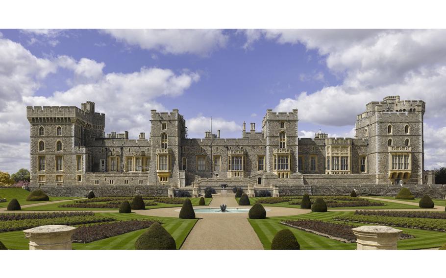 British police on Saturday said that an armed intruder was arrested on Christmas morning on the grounds of Windsor Castle, the main residence of Queen Elizabeth II, where the British monarch was celebrating Christmas.