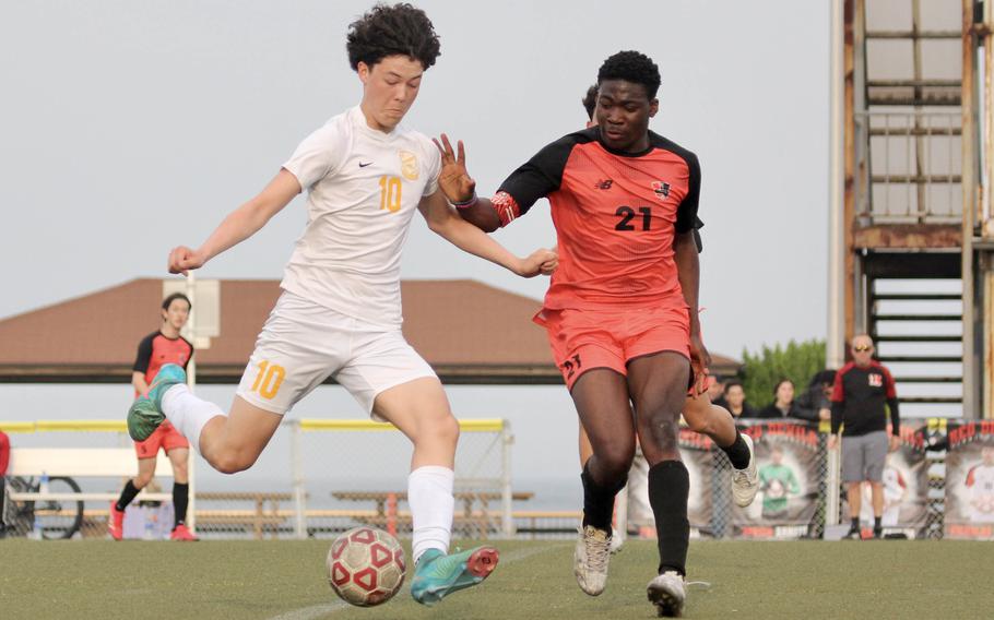 Luke Harbert kicks the ball.