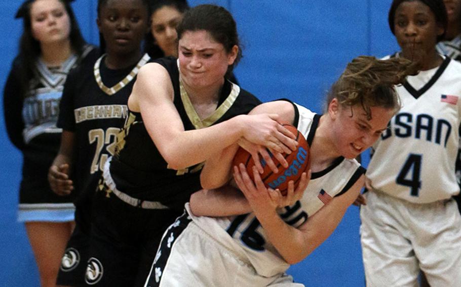 Humphreys Black’s MacKenzie Roche and Osan ‘s Anne Mountcastle battle for the ball.