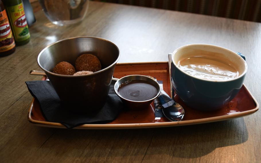 El Guaca has a variety of desserts, including bunuelos. The fried dough fritters are traditionally found in Spain and Latin American countries, and they can come in a variety of styles.