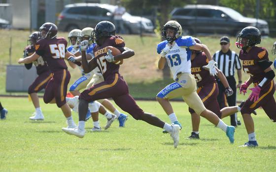 Vilseck Falcons’ Ibrahima Balde blows past the Wiesbaden players on his first punt return for a touchdown. 