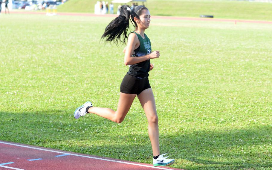 Adriana Parra runs the 3,200.