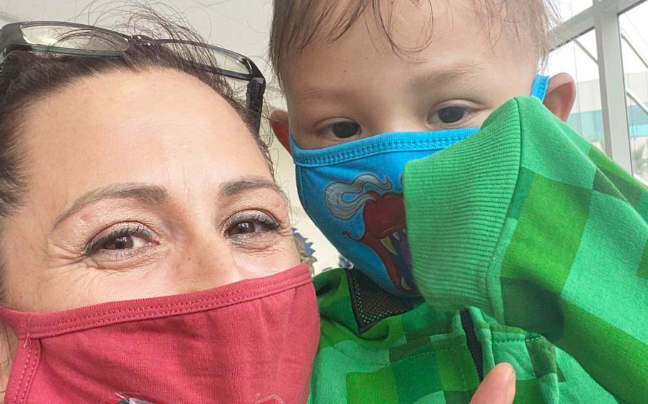 Sean Pine et sa mère, Kristen Pine-Duarte, lors d'un voyage à San Diego pour un traitement d'immunothérapie en avril 2021.