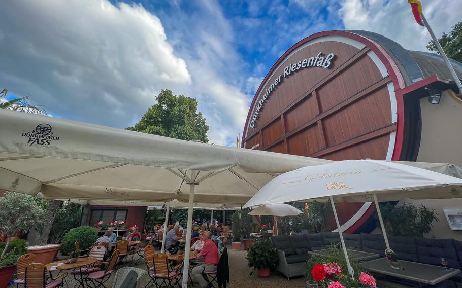 The outside beer garden patio in the shade of the Duerkheim Giant Barrel offers seating for up to 210 guests. 