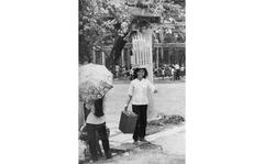 [PUBLISHED CAPTIONS: Ice cream vendor, topped by cones. 05/03/1971; An ice cream vender uses her head at the Saigon Zoo. 10/01/1995]