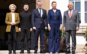 Five heads of state smiling for a family photo.