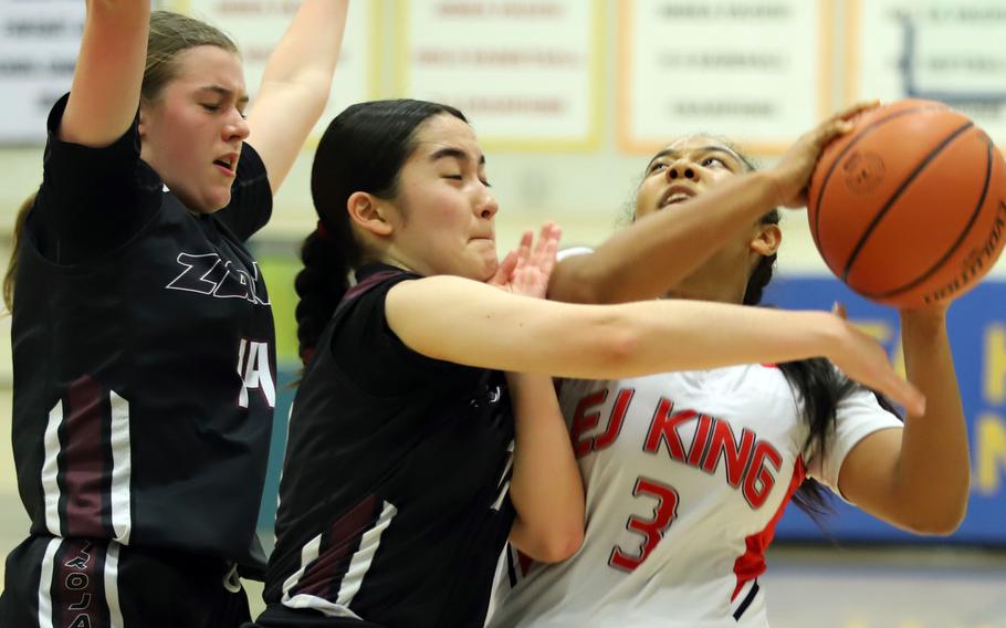 King's Moa Best tries to shoot against Zama's Lindsey So and Bella Hunter.