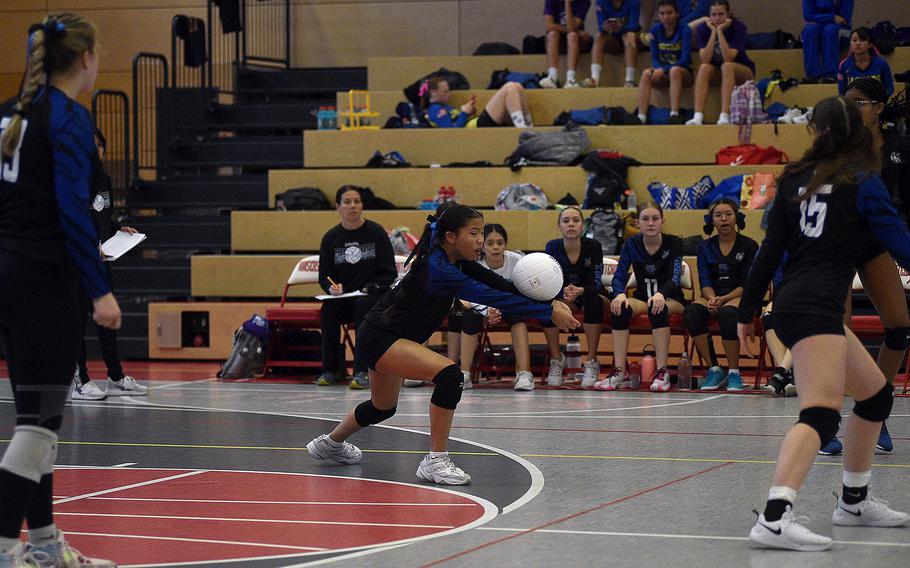 Trina Samoson di Hohenfels colpisce la palla durante la partita finale di biliardo dei Tigers contro Alconbury ai Campionati europei di pallavolo DODEA il 27 ottobre 2023, alla Kaiserslautern High School di Kaiserslautern, in Germania.