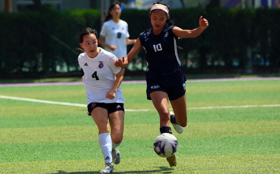 Osan’s Dhenny Rivas, right, dribbles against Gyeonggi Suwon’s Debbie Jeon during Saturday’s Korea postseason girls soccer tournament match. The Cougars won 4-3 in penalties, but later lost the fifth-place match 3-0 to Yongsan International-Seoul.