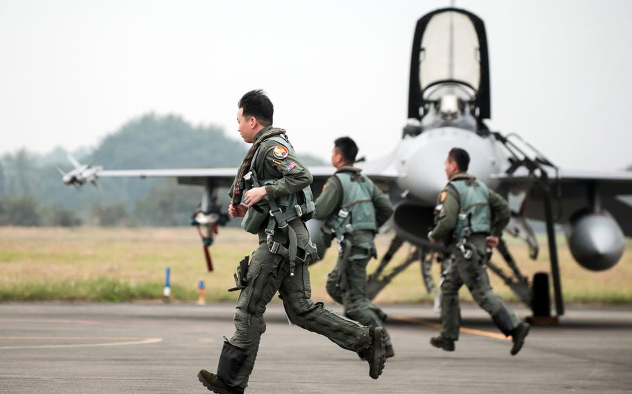 Taiwan Air Force pilots run past a F-16V fighter jet during a military training exercise in Chiayi County, Taiwan, on Jan. 5, 2022. MUST CREDIT: Bloomberg photo by I-Hwa Cheng.