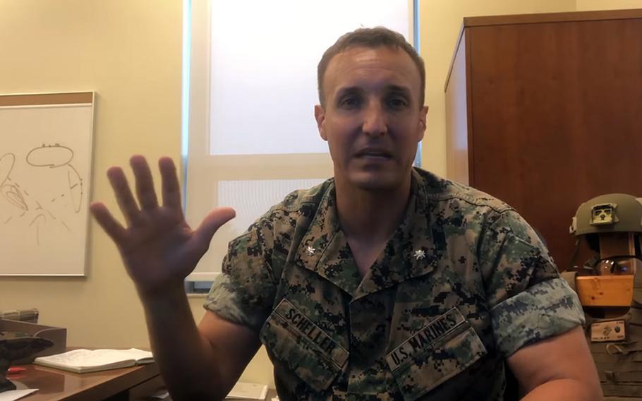 In einem Screenshot aus einem auf Facebook geposteten Video fordert Oberstleutnant Stuart Scheller, ein Kommandeur des Marine-Bataillons, die Verantwortung hochrangiger militärischer und ziviler Führer für Misserfolge in Afghanistan, Stunden nachdem eine Explosion in Kabul 13 US-Soldaten getötet hatte.  