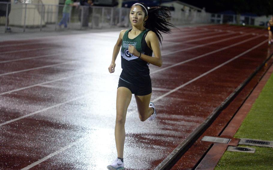 Adriana Parra runs in the 1,600.