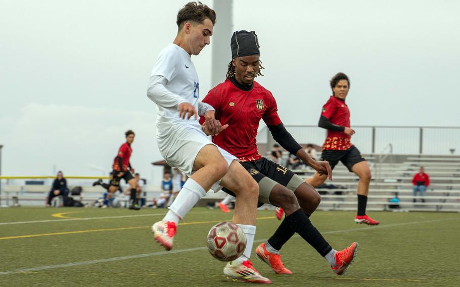 William Arjmandpour and Myhki Russell battle.