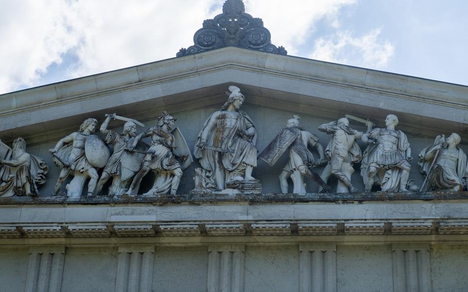 The facade of Walhalla depicts soldiers in the same way as the original Parthenon in Athens does. The scenes can be found on both the front and back of the monument. 