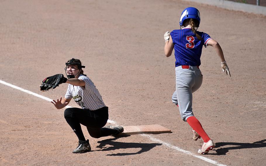 Jaylee Brown catches the ball.