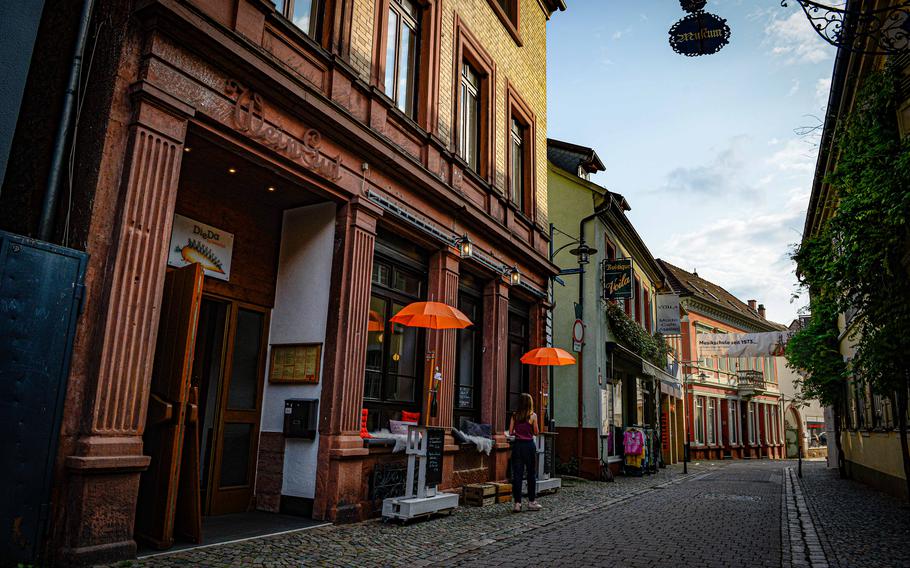 Das vegane Bistro DieDa im Weingut befindet sich in einem historischen Gebäude in einer Friedhofsstraße in Bad Dürkheim, Deutschland.  Die Stadt ist einer der Hauptpunkte der berühmten Deutschen Weinstraße.