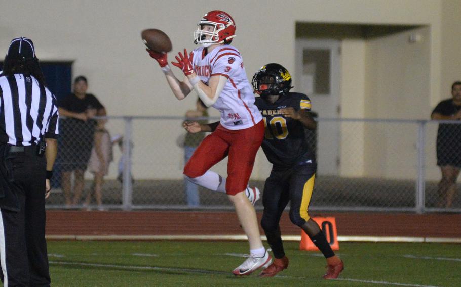 Jesse Brooks catches a pass.