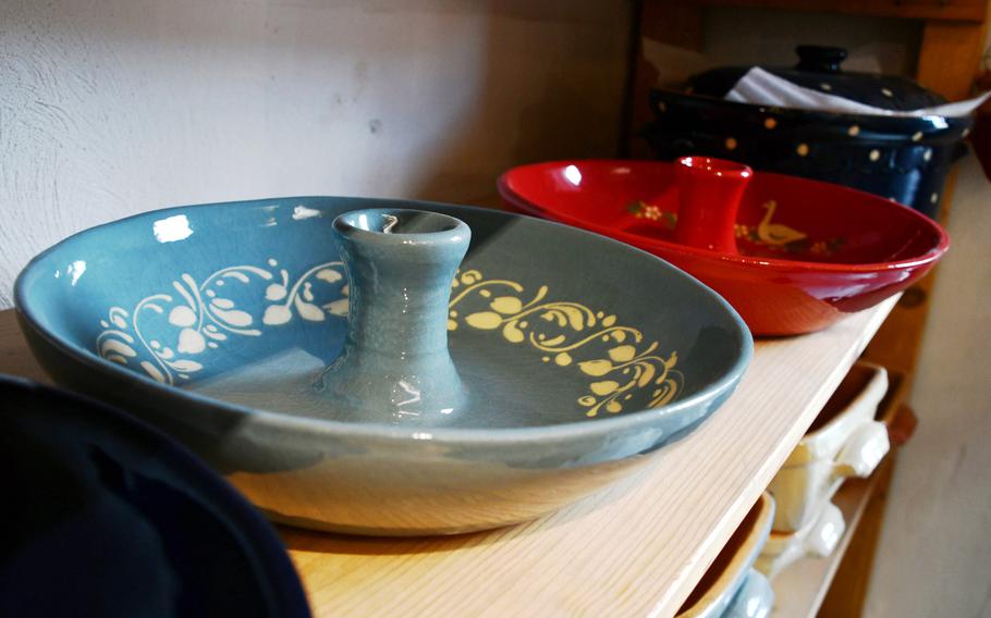 A clay cooking dish invented by the potters at Ernewein-Haas in Soufflenheim, France, allows chefs to put beer, wine or any other liquid in the central spout, place a whole chicken over it, encircle with vegetables and bake. Clay bakeware produced by Soufflenheim’s potters is ovenproof, dishwasher-safe and microwave-safe.