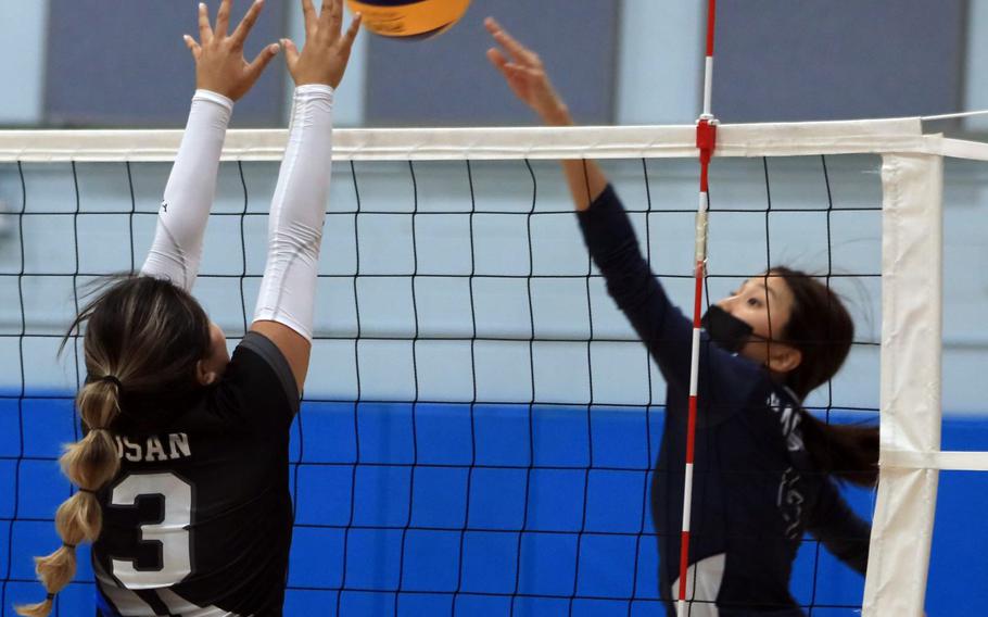 Osan’s Angela Serrano tries to block Yongsan’s Alex Sohn during Wednesday’s Korea girls volleyball match. The Guardians won in four sets.